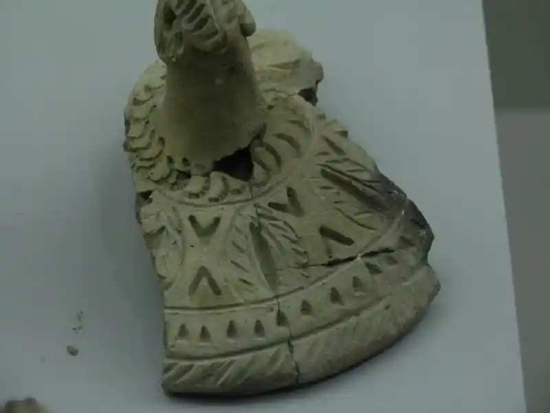 Mandorla, arrows and sheep head design of a clay lid